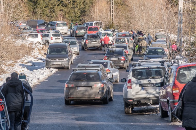 Nem tudnak annyi parkolóhelyet kialakítani Hargitafürdőn, mint amennyire szükség lenne