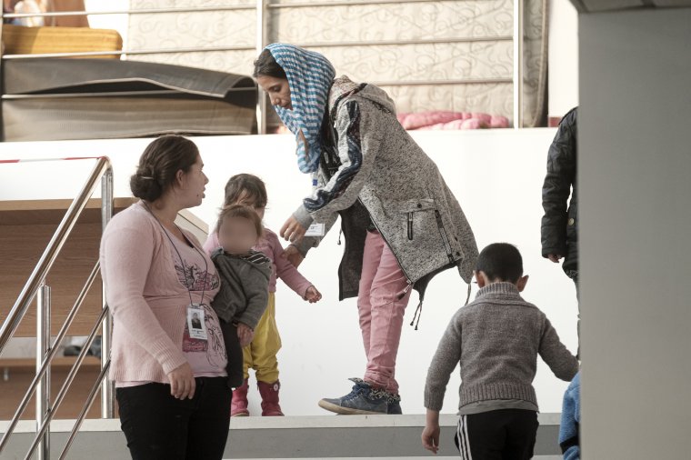 Többen is munkába álltak az Erőss Zsolt Aréna ideiglenes lakói közül