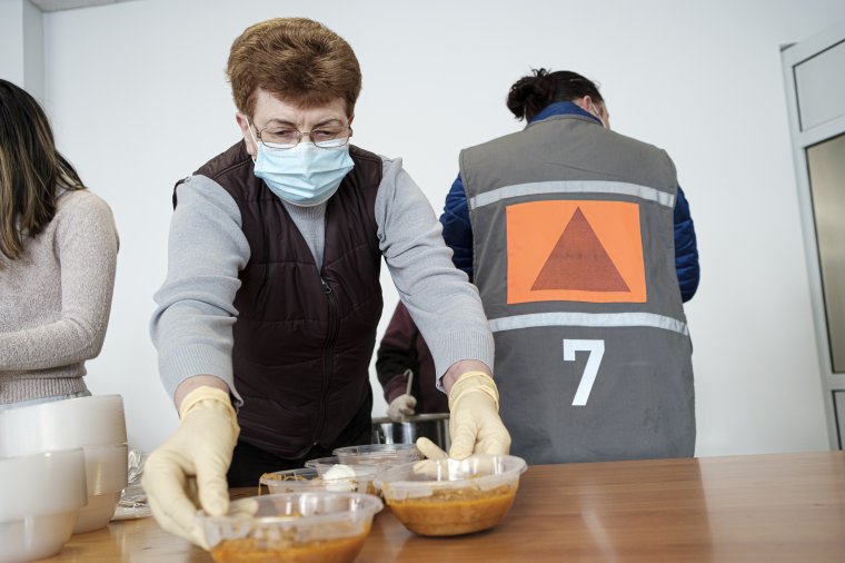 Háromszáz adag székelykáposzta érkezett ebédre a tűzkárosultaknak