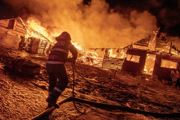 Lángokban állt a cigánytelep, több száz ember vált hajléktalanná