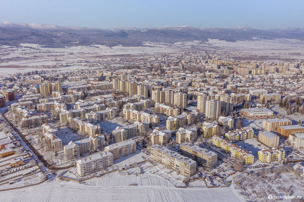 Csíkszeredában a helyi meteorológiai állomás hőmérője mínusz 22,9 Celsius-fokot mutatott napfelkeltekor •  Fotó: Pinti Attila