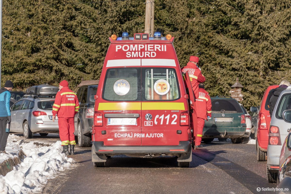 Elakadva. A teljesen leállt forgalom miatt a tűzoltóság mentőcsapata gyalog kellett eljusson egy sérülthöz •  Fotó: Pinti Attila