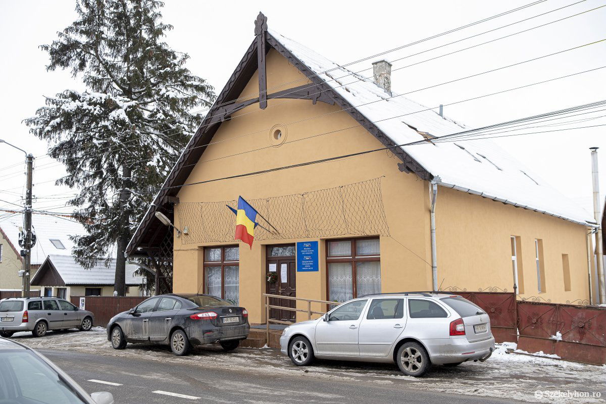 Most hiányzik a felirat, felújítás miatt vették le •  Fotó: Veres Nándor