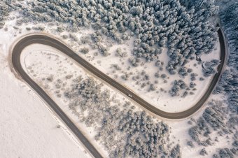 Útlezárás várható a Nyerges-tetőn egy teherautó kiemelése miatt