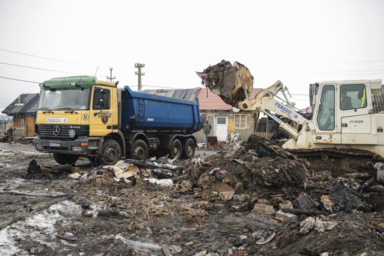 Több mint négyszáz köbméter hulladékot szállítottak el a somlyói romatelepről