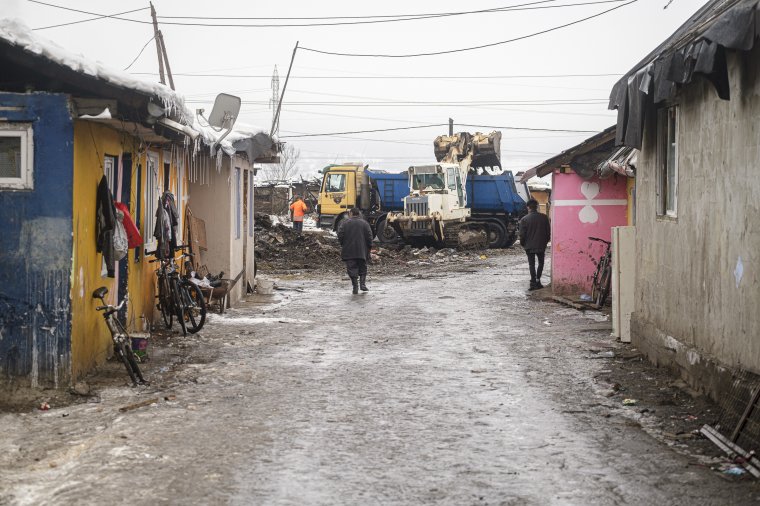 A Cekendre viszik a somlyói romatelepről a törmeléket