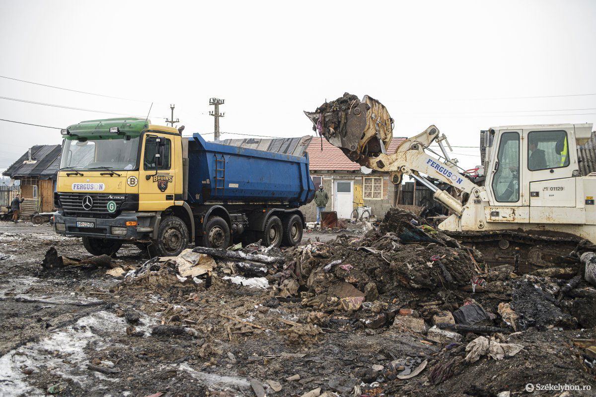 A terület rendezésének első lépését a törmelék elszállítása jelentette • Fotó: Veres Nándor