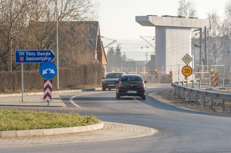 Szabad az út a tartópillérek között