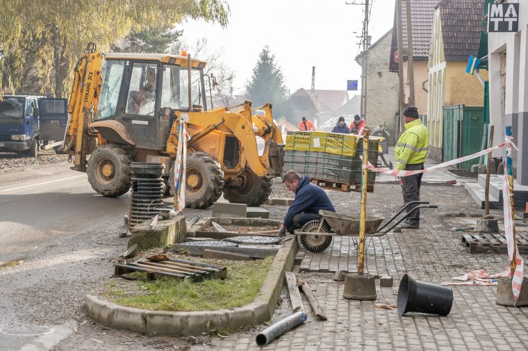 Térkővel készül a járda Karcfalván