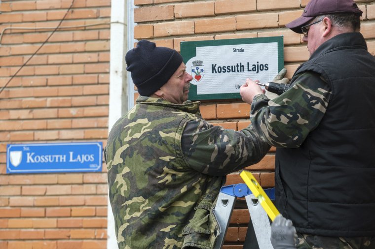 Minden utcanévtáblát kicserélnek Csíkszeredában, a bírósági ítéletnek megfelelően