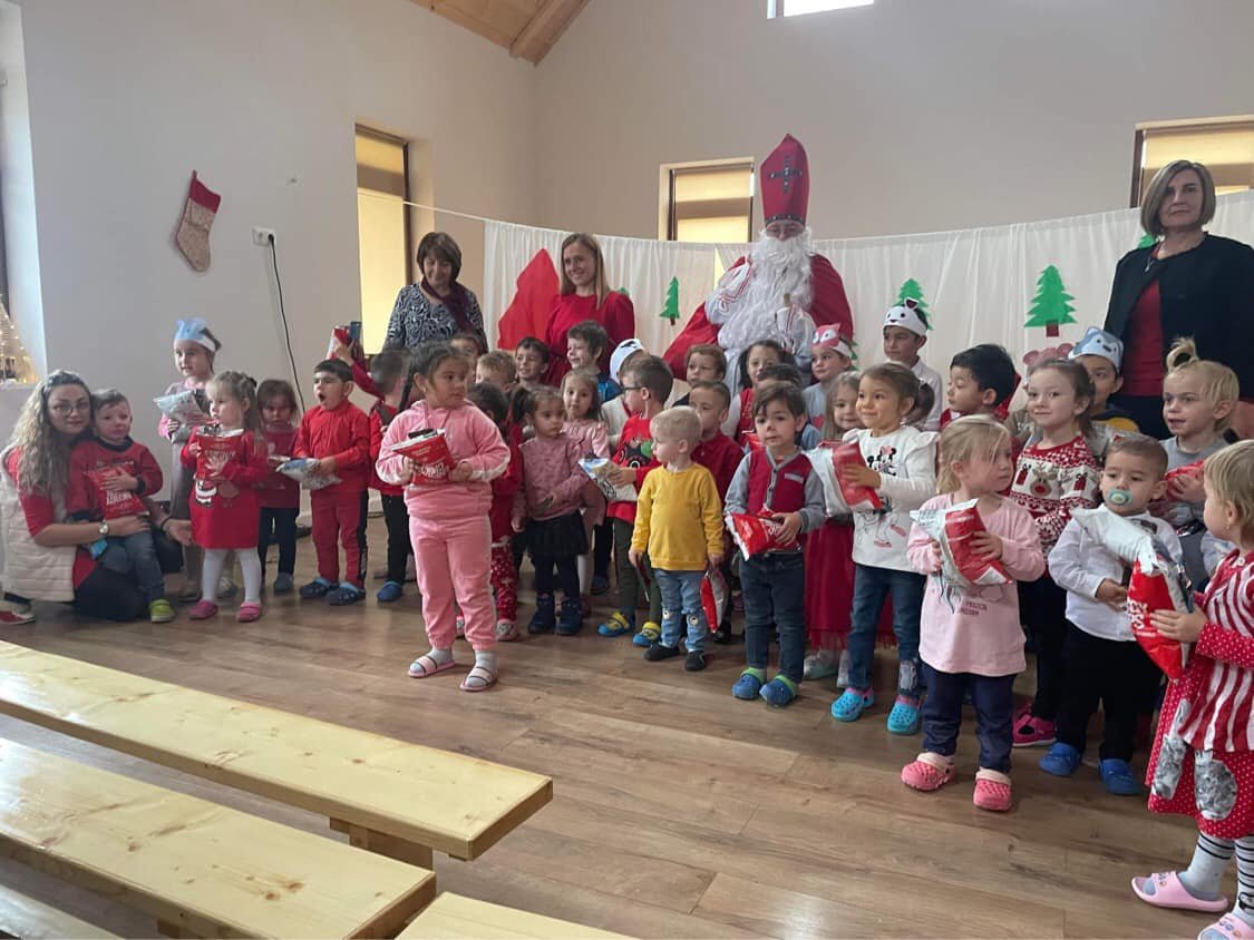 A Gyimesekben is örültek a gyerekek a Mikulásnak •  Fotó: Dobos László