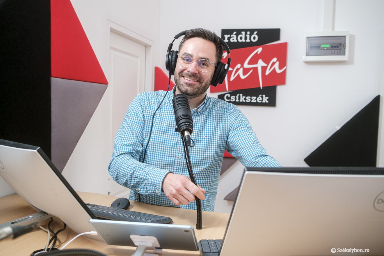 Csíkszereda új rádiója, a technikai munkatárs Kristó Ákos. Hétfő reggel indul útjára a Rádió Gaga Csíkszék •  Fotó: Veres Nándor