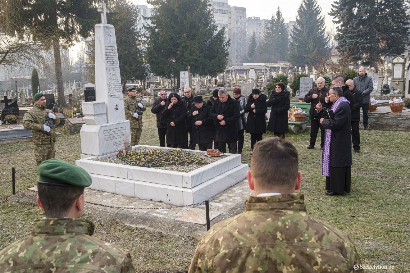 A hősi halott sírjánál katonai tiszteletadással emlékeztek •  Fotó: Veres Nándor