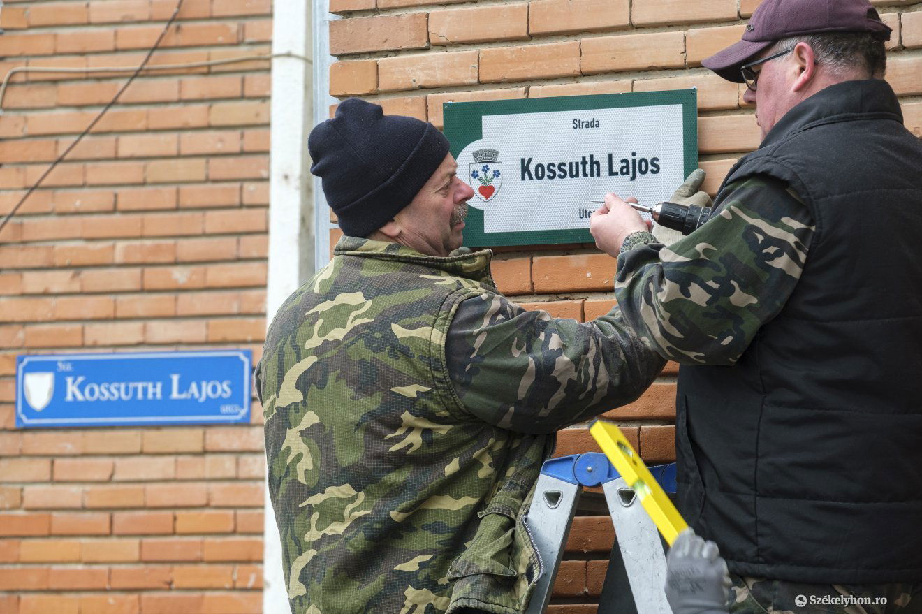 Az új névtáblák az elkövetkező hónapokban mindenütt megjelennek •  Fotó: Veres Nándor