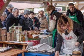 Karácsonyi vásár, gyertyagyújtás és festményadományok átvétele Gyimesbükkben