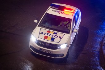 Elvitte egy körre a családi autót három tinédzser, fának ütköztek, majd felborultak
