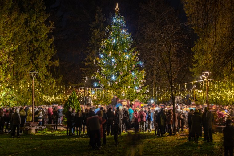 Lelket melengető láng: meggyújtották Csíkszeredában is a város adventi koszorúján az első gyertyát