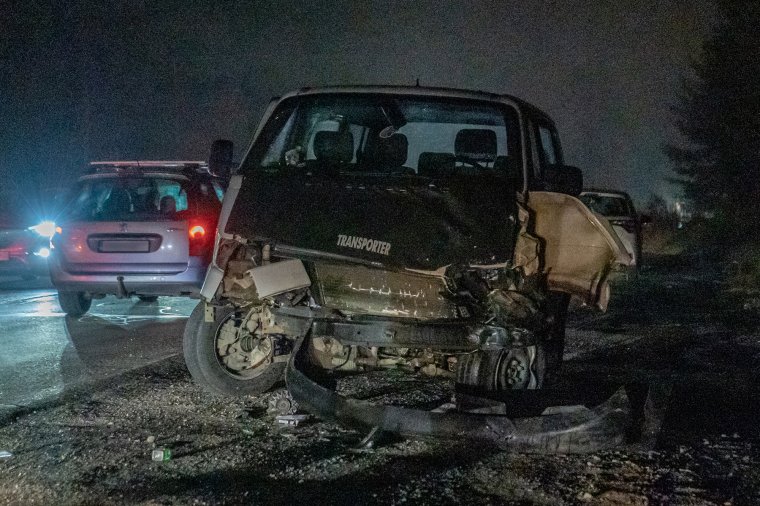 Az egyik sofőr és egy utas sérült meg a piricskei eltérői balesetben – frissítve