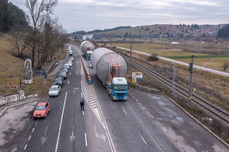 Célba értek a hatalmas fémtartályok