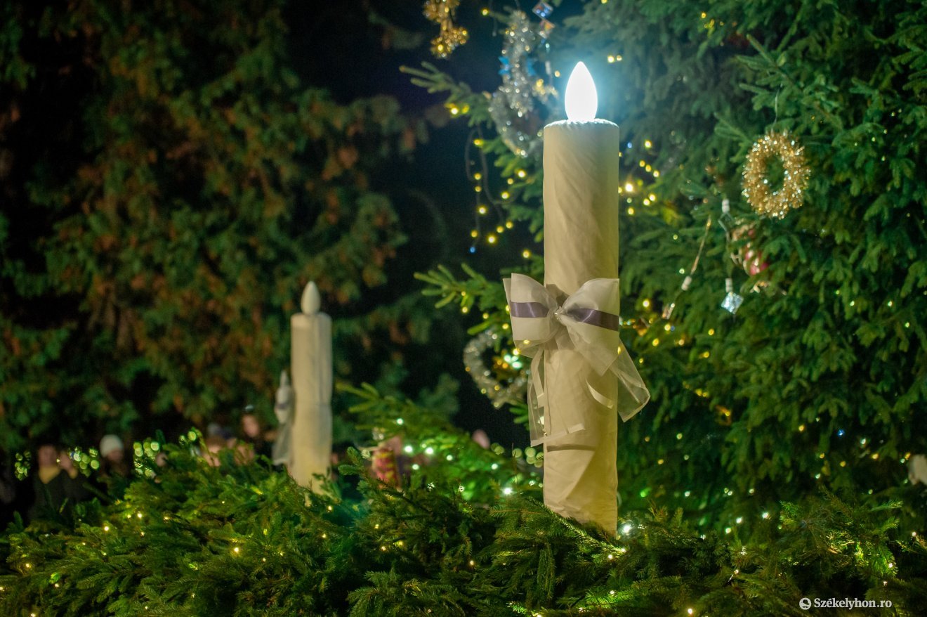 Meggyújtották az adventi koszorú első gyertyáját, és ezzel együtt elindították a város díszkivilágítását is •  Fotó: Pinti Attila