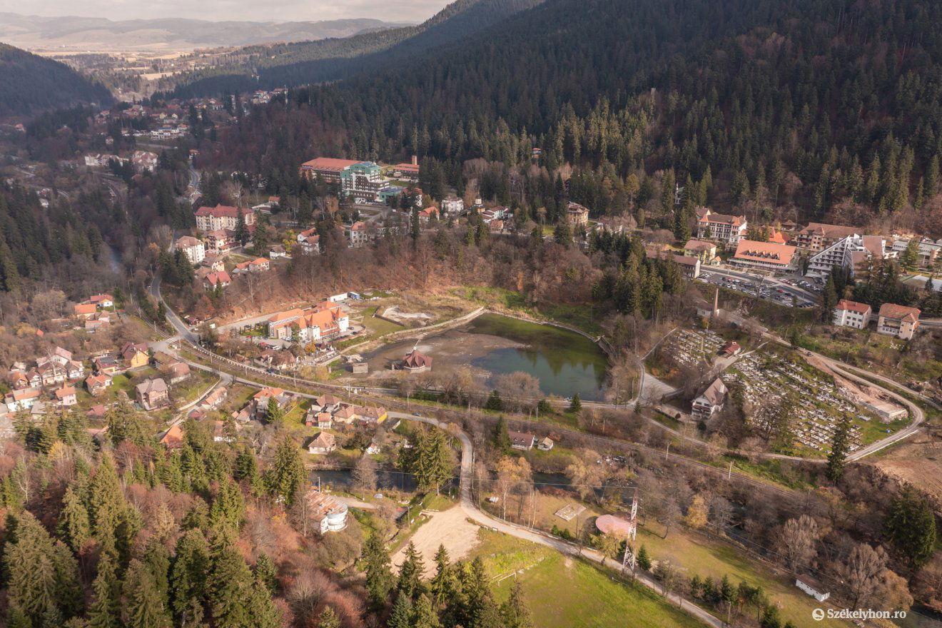 Tusnádfürdői látkép, középen a Csukás-tóval •  Fotó: Pinti Attila