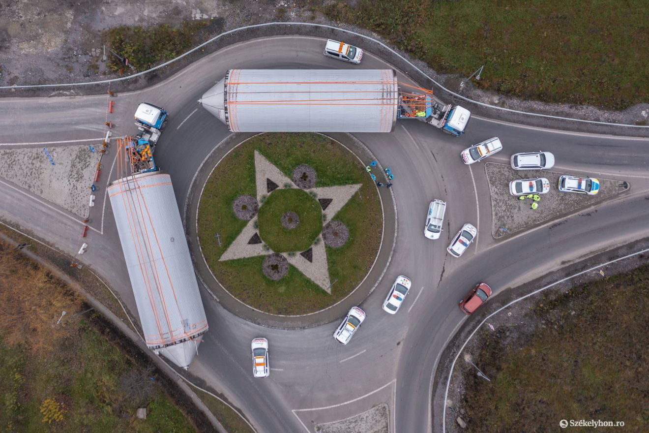 Forgalomkorlátozások, az áram-, telefon- és kábeltévé-szolgáltatás kimaradása mellett, 
november 26-án célba, a csíkszeredai sörgyárhoz ért a két, közúton szállított óriás fémtartály •  Fotó: Pinti Attila