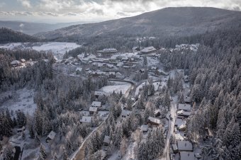 Megtelt Hargitafürdő az ünnepek alatt, hosszú autósorok állnak a dugóban