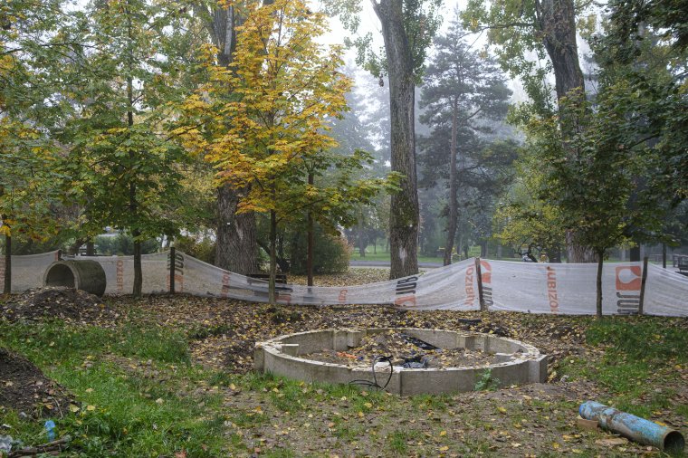 Egyelőre leálltak a munkával a csíkszeredai parkban, azonban nemsokára folytatják