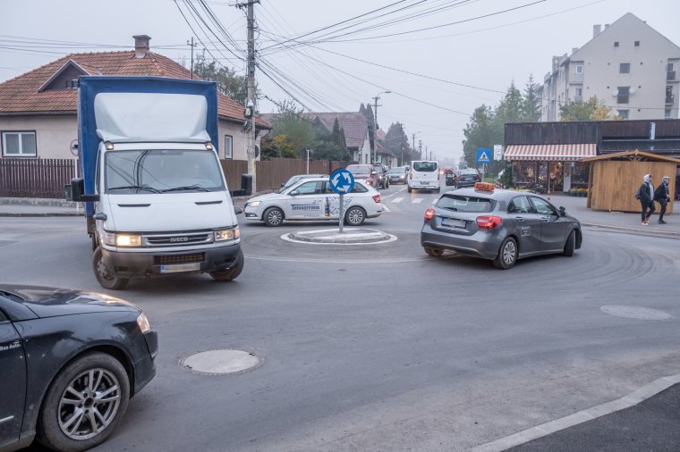 Rosszul tervezett és megépített körforgalmat „pofoztak” helyre