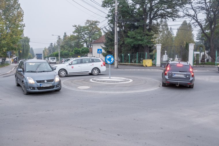 Új szabályokat akarnak a körforgalomban, vitatható a módosító javaslatok szükségessége