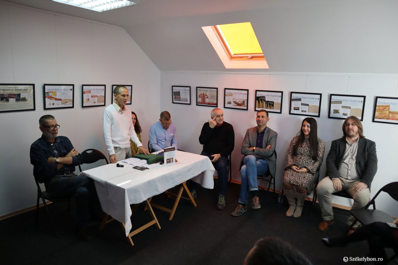 György Attila, Zsidó Ferenc, Mirk Kata Szidónia, Fekete Vince, Darvasi László, Szabó Árpád Töhötöm, Szabó-Biró Brigitta és Papp Attila Zsolt •  Fotó: Péter Beáta