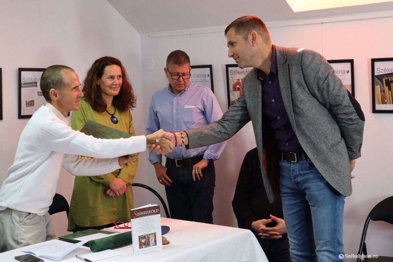 Zsidó Ferenc gratulál Szabó Árpád Töhötömnek a díjhoz •  Fotó: Péter Beáta