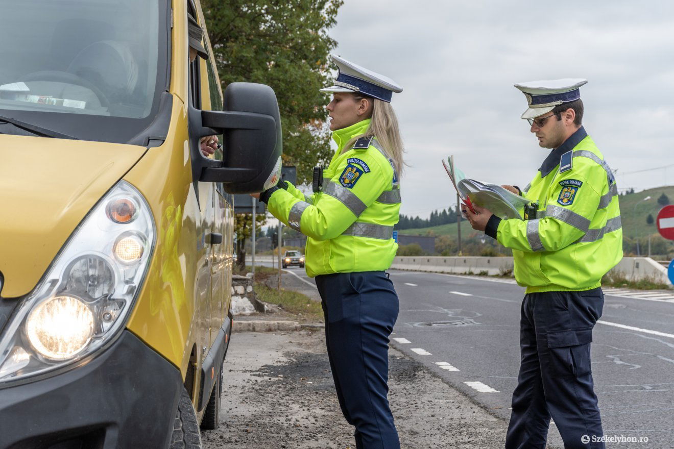 Buszsofőröket ellenőriztek hétfőn Csíkszeredában is •  Fotó: Pinti Attila