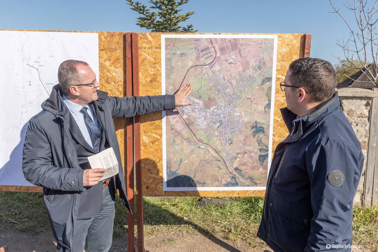 Rajzokon is szemléltették az elkerülőút nyomvonalát •  Fotó: Pinti Attila