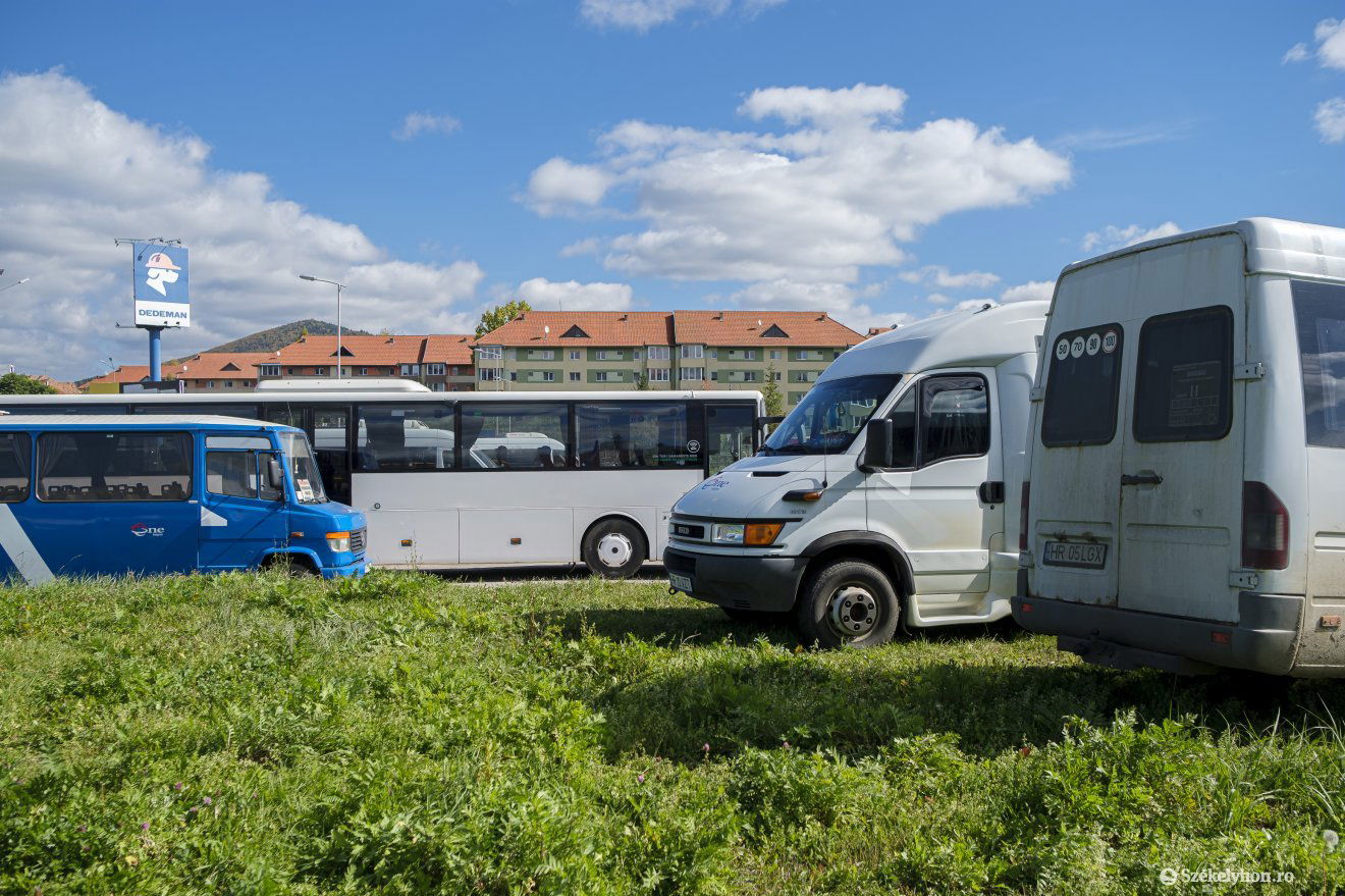 Alkalmazkodni kell a változásokhoz, új helyszínen várja a távolságibusz-megálló az utasokat •  Fotó: Veres Nándor