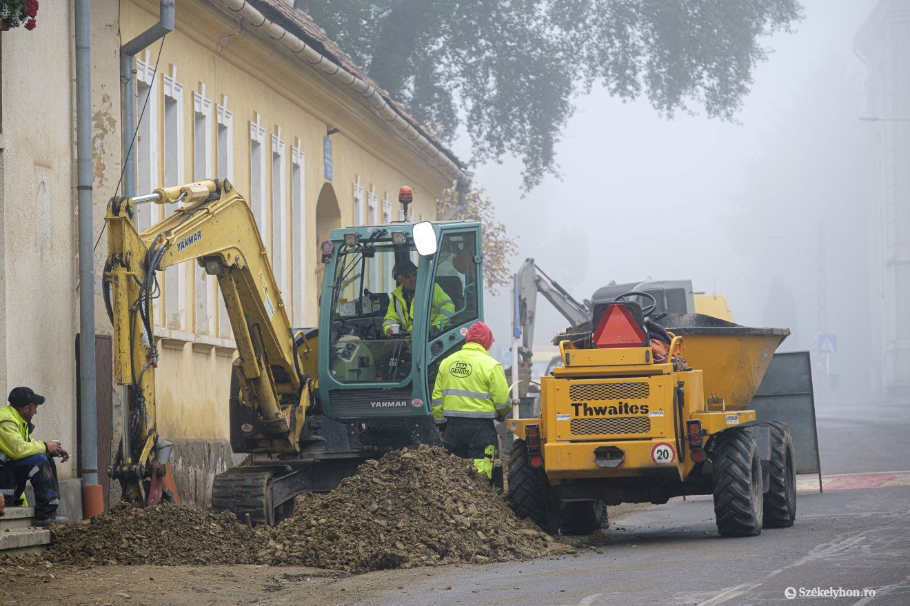 A Szék úton új járdaszakasz készül az útkarbantartás részeként •  Fotó: Veres Nándor
