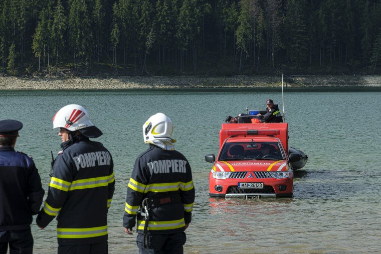 Már hét napja keresnek a búvárok egy az Oltba veszett horgászt Szeben megyében