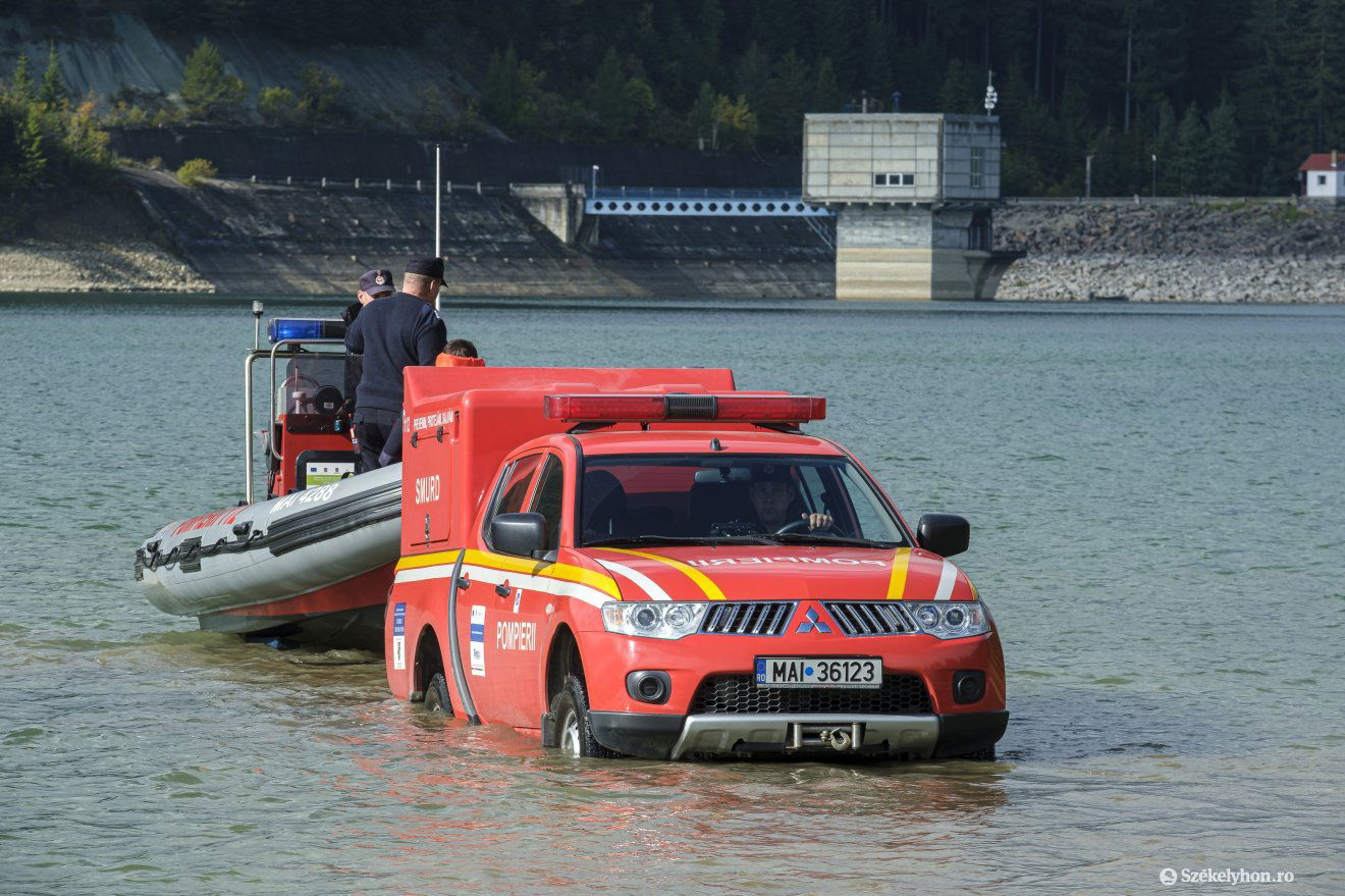 Katasztrófavédelmi gyakorlat: gumi motorcsónakot eresztettek a vízre •  Fotó: Veres Nándor
