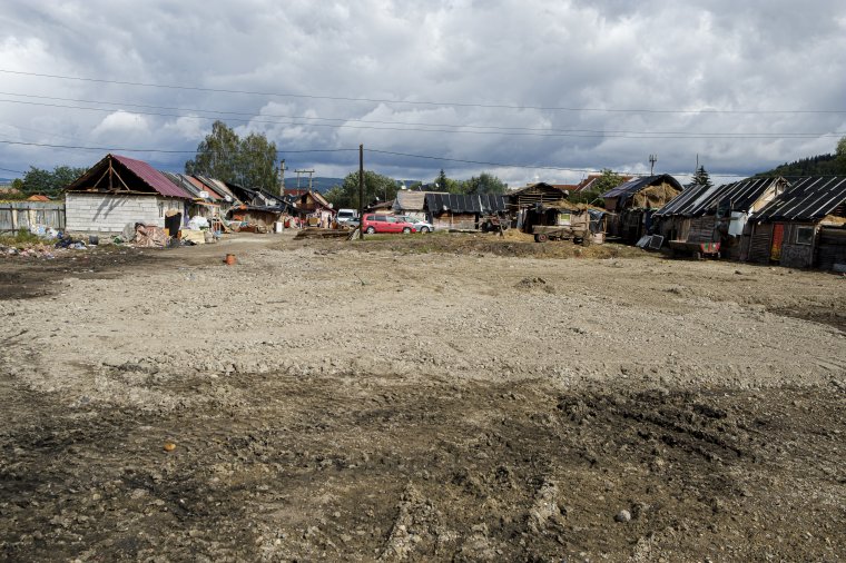 Ki kell seperni a mocskot a szőnyeg alól