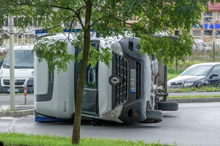 Teherautó borult fel a barkácsáruház előtti körforgalomban