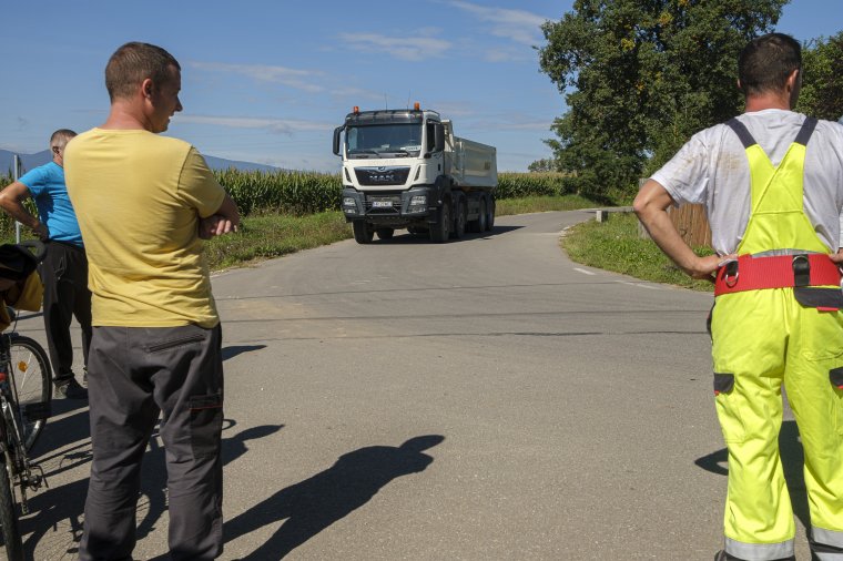 Tiltakoztak a csíkdelneiek a megnövekedett teherautó-forgalom miatt