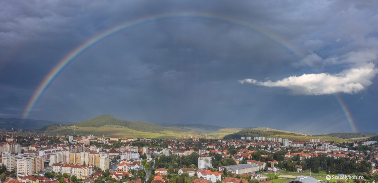 Eső után napsütés, és ami vele jár: lenyűgöző szivárványban gyönyörködhettek a csíkszeredaiak szeptember 5-én •  Fotó: Pinti Attila