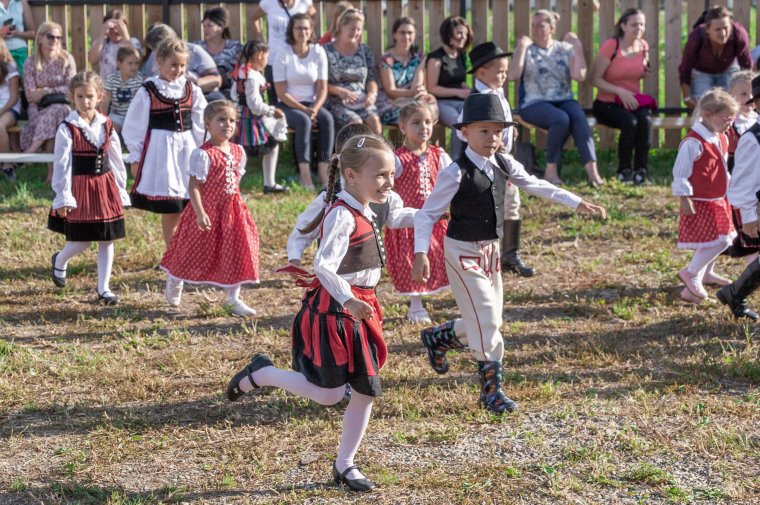 Modern épület a jövő nemzedékéért: átadták és megáldották a csíkszentdomokosi óvodát