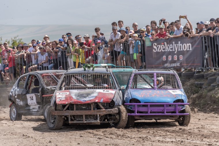 Rajthoz állnak a roncsautók