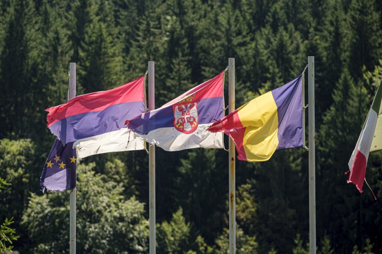 Rozsdás oszlopok, foszladozó lobogók