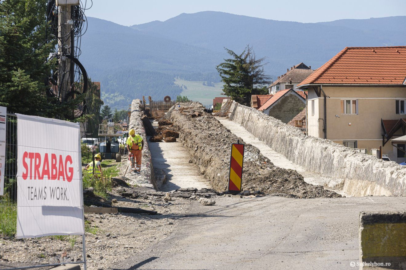 A vasúti felüljáró újjáépítése nem várt bonyodalmakat eredményezett •  Fotó: Veres Nándor