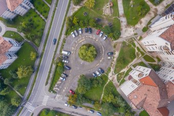 Parkolóépítéssel kezdődik a tér átalakítása