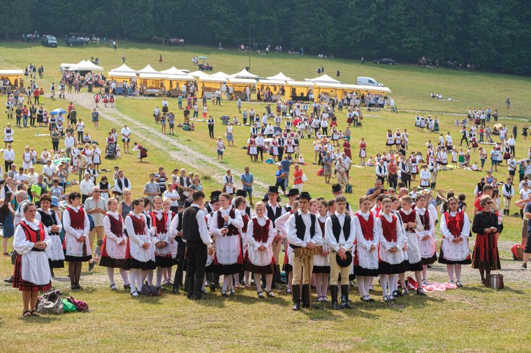 Körtánc, szekeres felvonulás, szentmise
