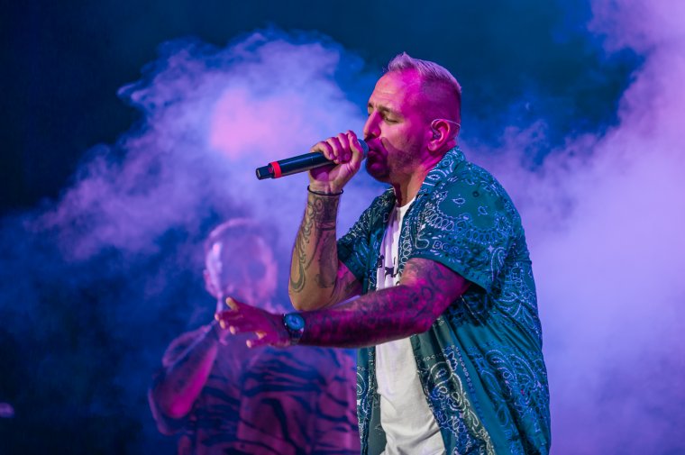 Illegális szerhasználattal gyanúsította a román rendőrség az erdélyi koncertturnén járó Curtist