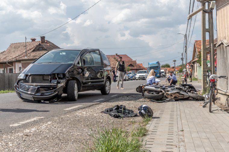 Autóval ütközött egy motoros, egy biciklis is megsérült